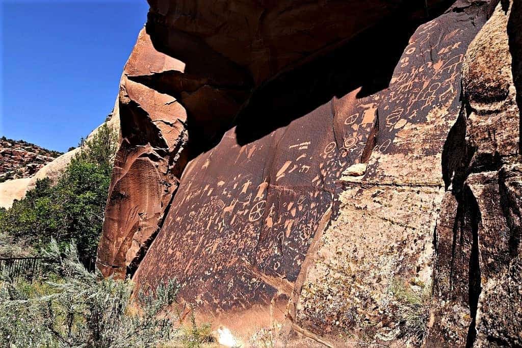 Fort Bluff w Utah – historia pionierów i petroglify 20 Newspaper Rock petroglify