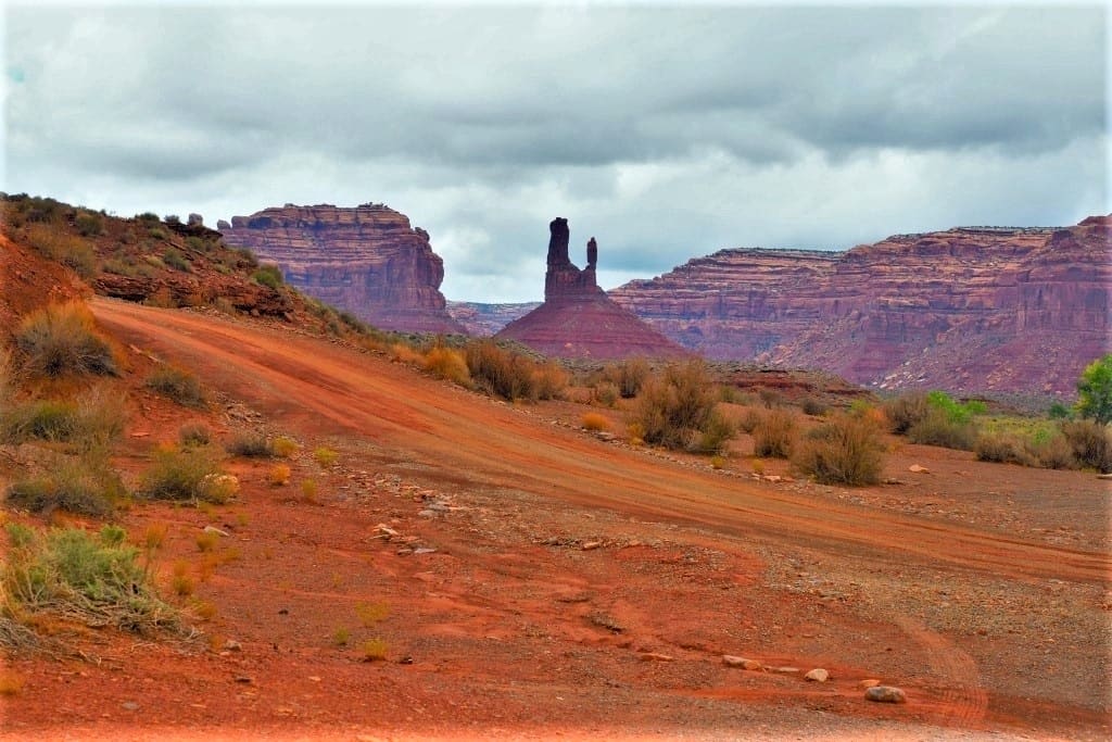 Jak zwiedzać Valley of the Gods – trasa i praktyczne wskazówki 23 Valley of the Gods balanced rock.2m 1