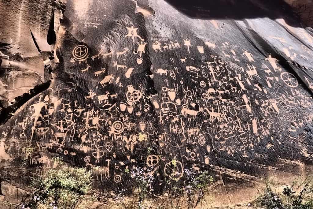 Fort Bluff w Utah – historia pionierów i petroglify 24 petroglify news paper rock 9