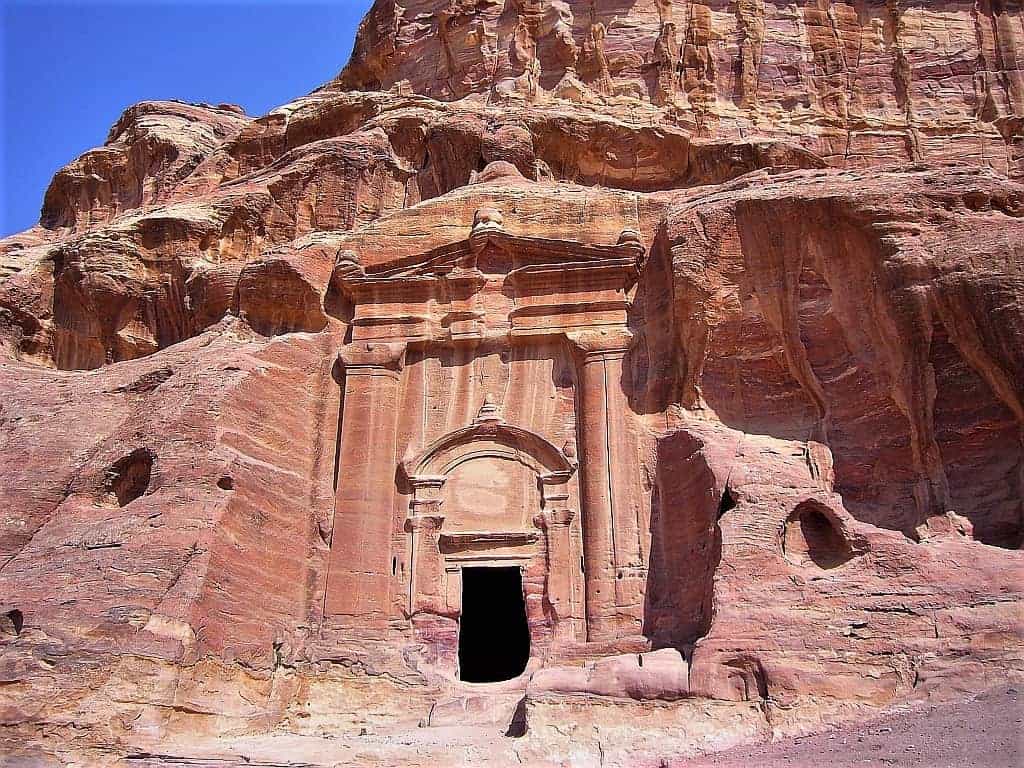 Petra w Jordanii. Starożytne miasto Nabatejczyków 29 skalne miasto petra grobowiec 1