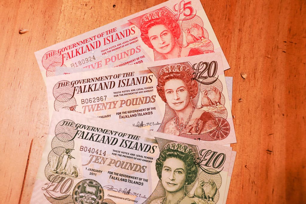Falklandy – jak dotrzeć i spotkać pingwiny z bliska 3 Falkland Island currency 2