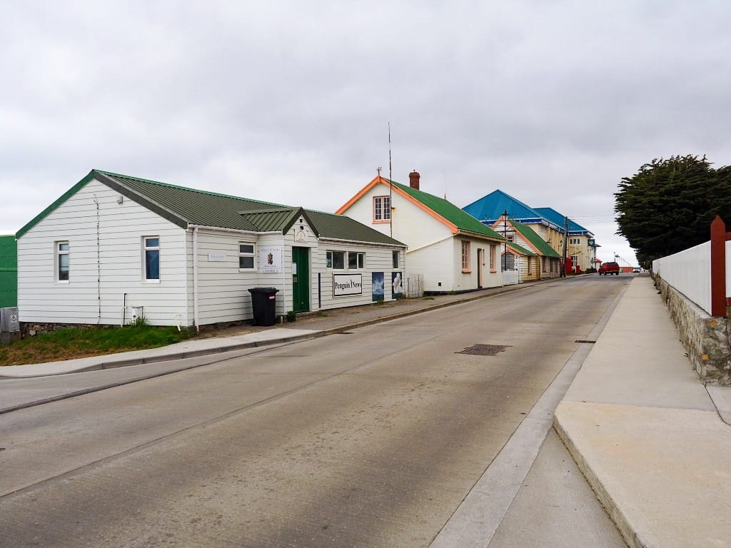 Falklandy – jak dotrzeć i spotkać pingwiny z bliska 8 Falklandy Stanley.domy osadnikow 1
