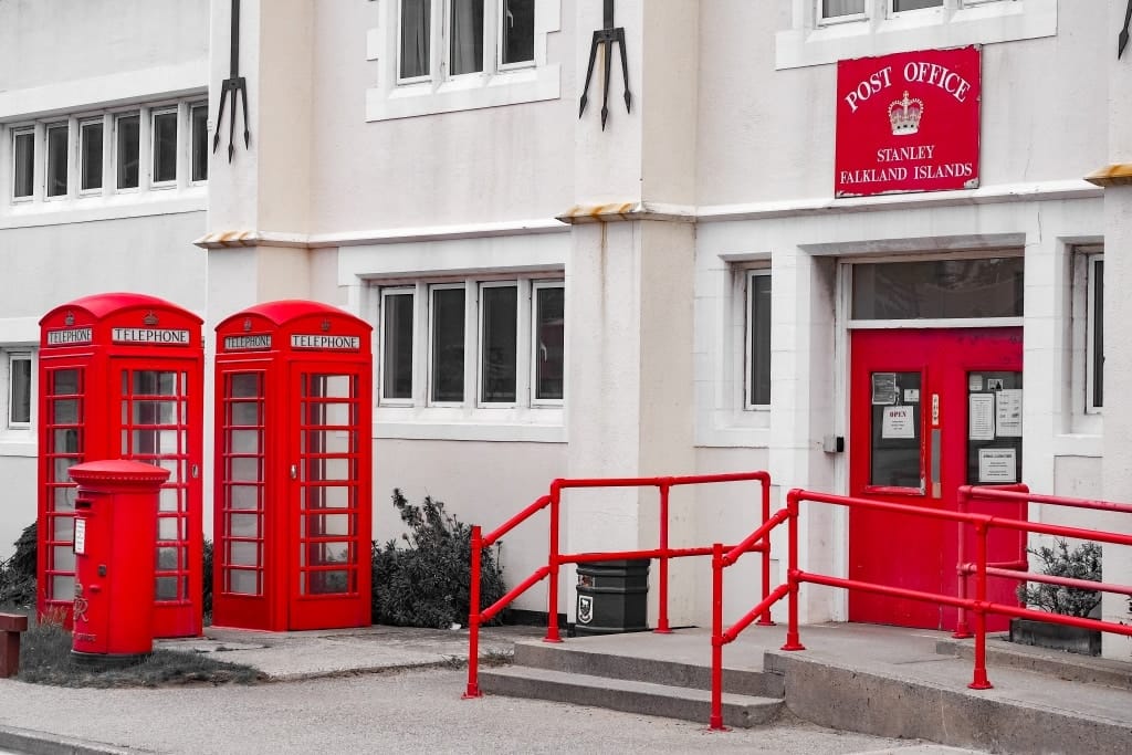 Falklandy – jak dotrzeć i spotkać pingwiny z bliska 17 Falklandy czerwone budki telefoniczne