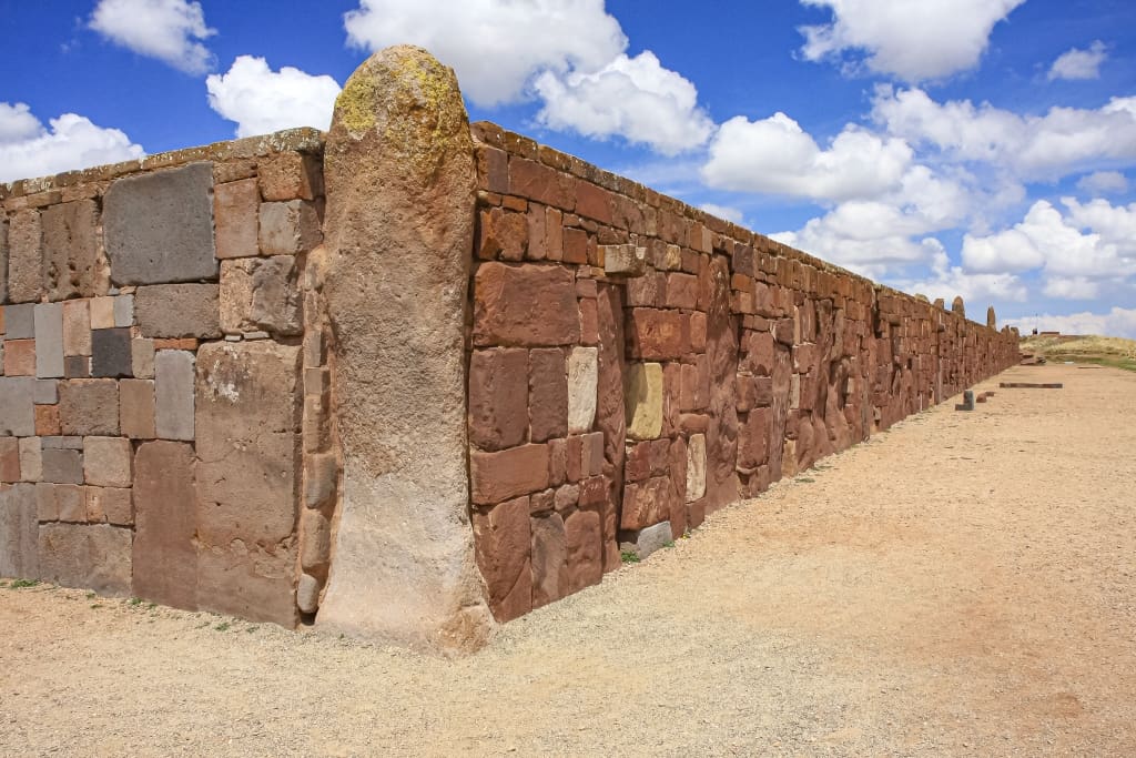 Tiwanaku w Boliwii. Aramu Muru i Puma Punku 29 Tiwanaku w Boliwii Swiatynia z kamiennymi glowami.2
