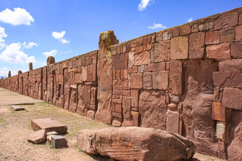 Tiwanaku w Boliwii. Aramu Muru i Puma Punku 30 Tiwanaku w Boliwii Swiatynia z kamiennymi glowami