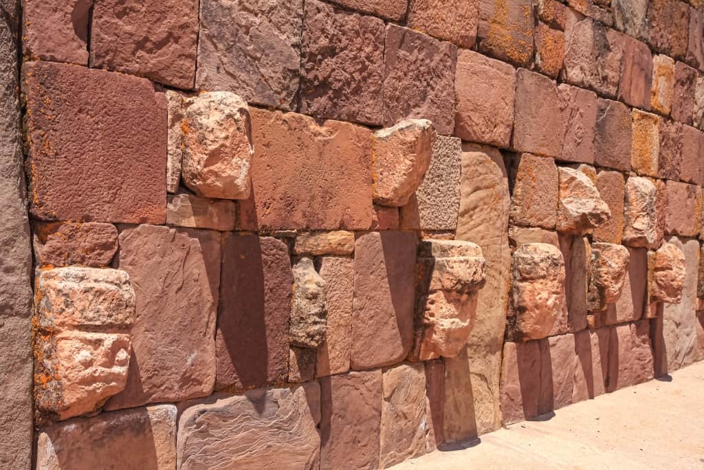 Tiwanaku w Boliwii. Aramu Muru i Puma Punku 13 Tiwanaku w Boliwii kamienne glowy.1