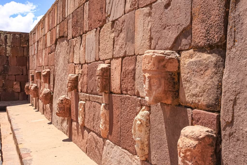 Tiwanaku w Boliwii. Aramu Muru i Puma Punku 15 Tiwanaku w Boliwii kamienne glowy.3
