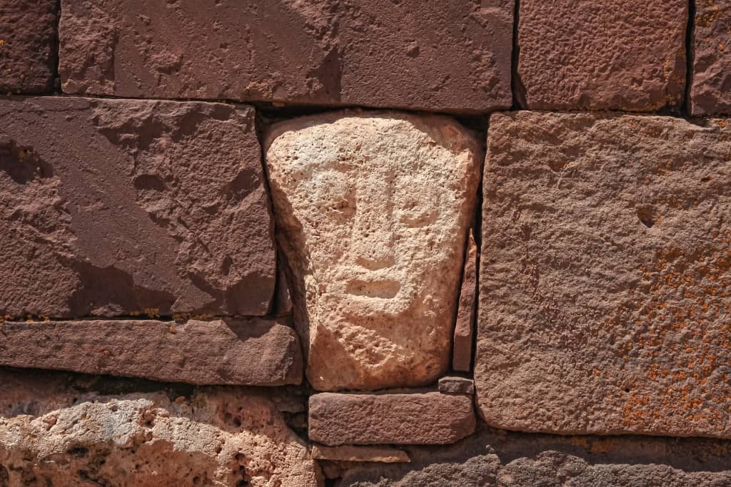 Tiwanaku w Boliwii. Aramu Muru i Puma Punku 17 Tiwanaku w Boliwii kamienne glowy