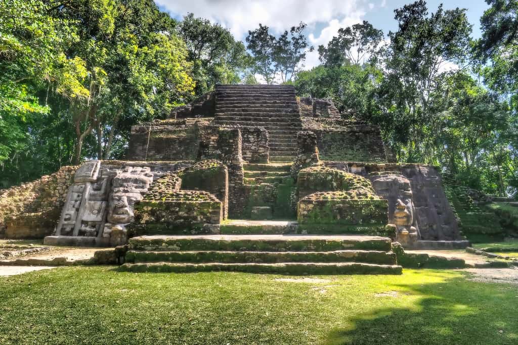 Lamanai. Ruiny miasta Majów w Belize 29 Lamanai swiatynia masek.3