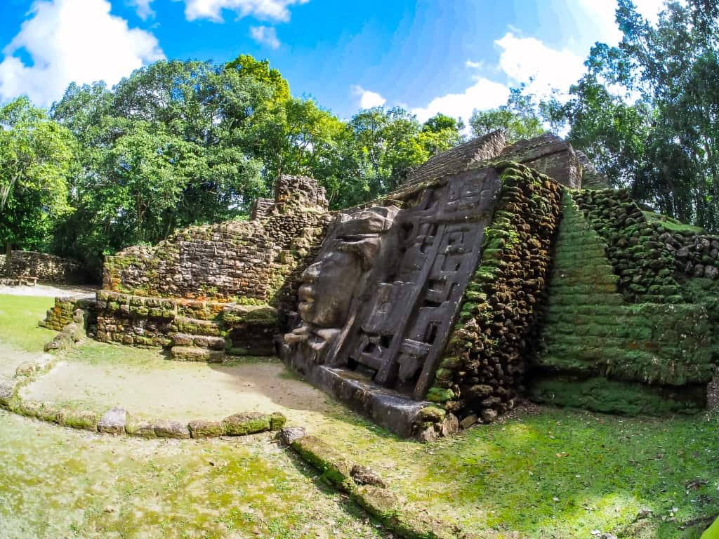 Lamanai. Ruiny miasta Majów w Belize 31 Lamanai swiatynia masek.9