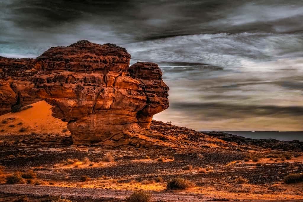 AlUla – co zobaczyć: Hegra, Maraya, Elephant Rock 12 Alula twarz skala