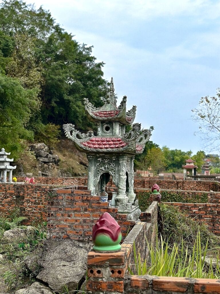 Ninh Binh cmentarz na polu 2