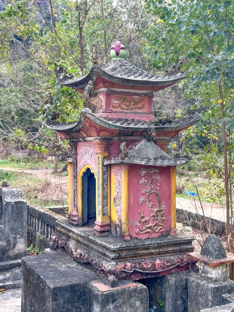 Ninh Binh cmentarz na polu 4
