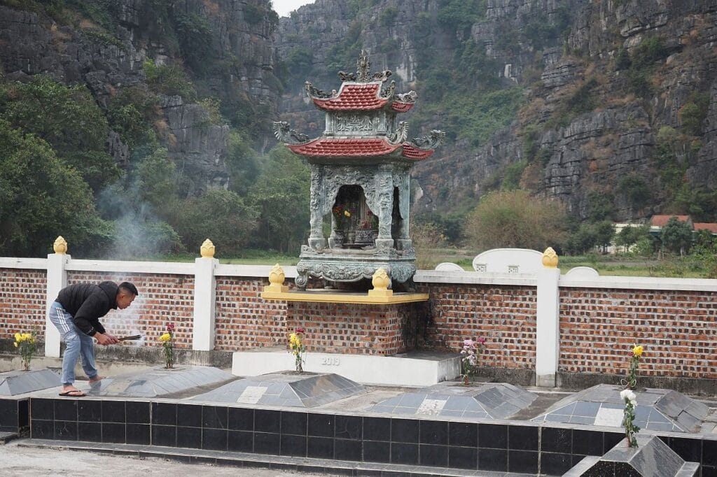 Ninh Binh cmentarz na polu 6