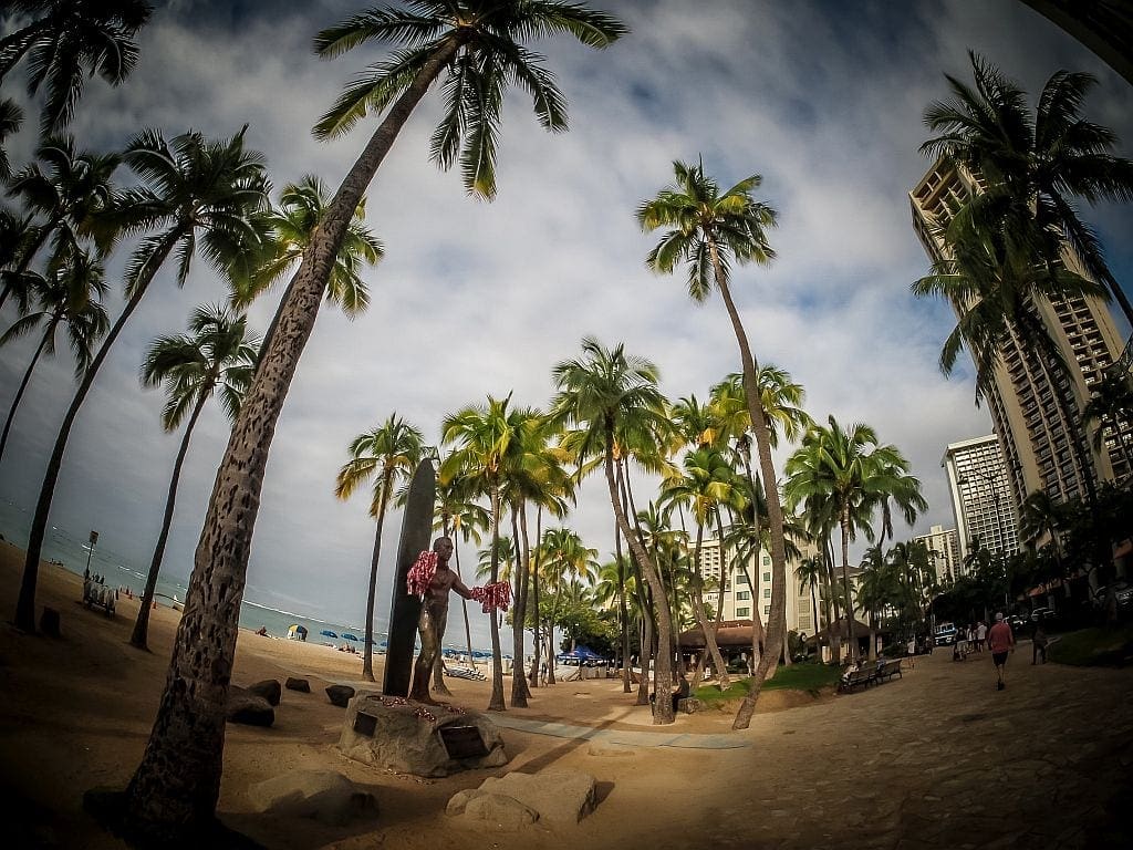 Duke Kahanamoku honolulu plaza waikiki