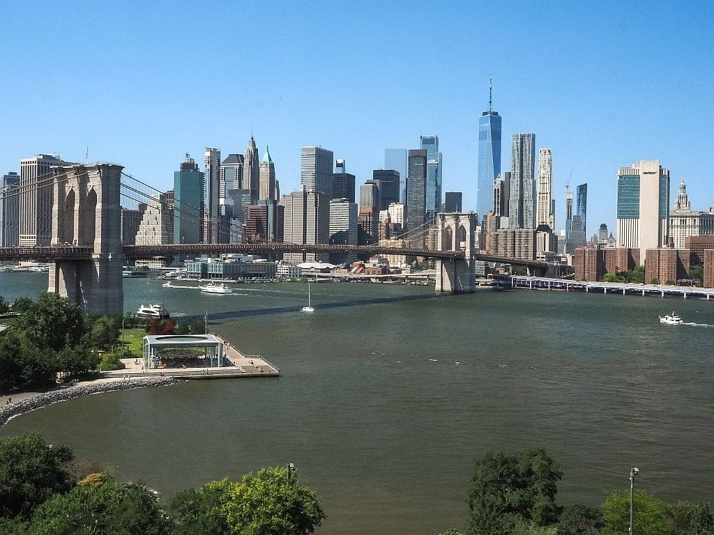 Nowy Jork widok na brooklyn bridge z