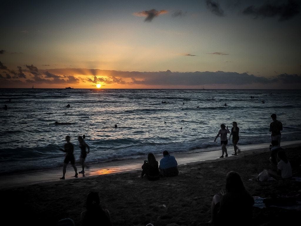 honolulu plaza waikiki wieczor