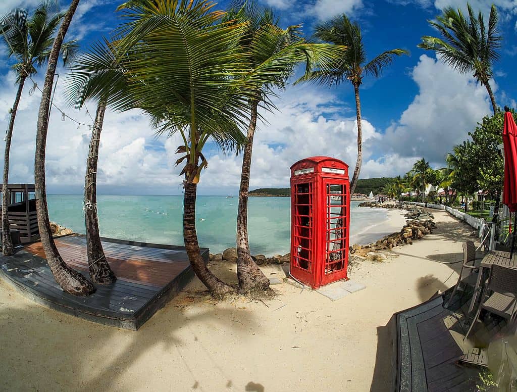 Rejs po Karaibach - 5 wysp w 10 dni 38 Rejs po karaibach Antigua Dickenson Bay – plaza z angielska budka telefoniczna