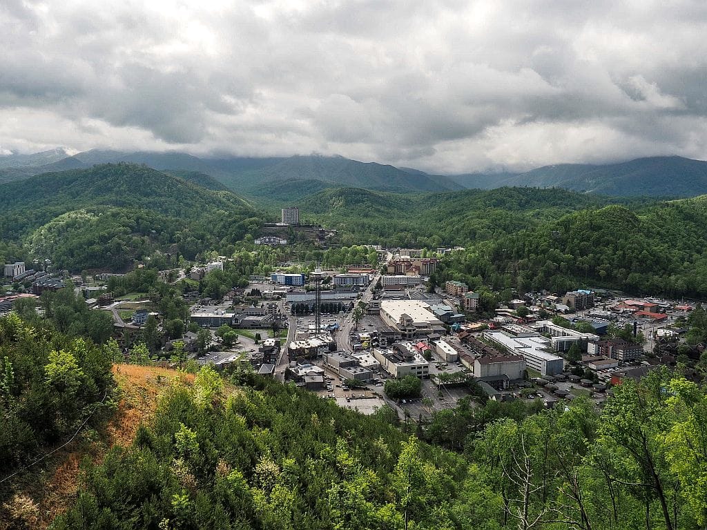 Great Smoky Mountains — spacer po SkyTrail z widokiem na Gatlinburg