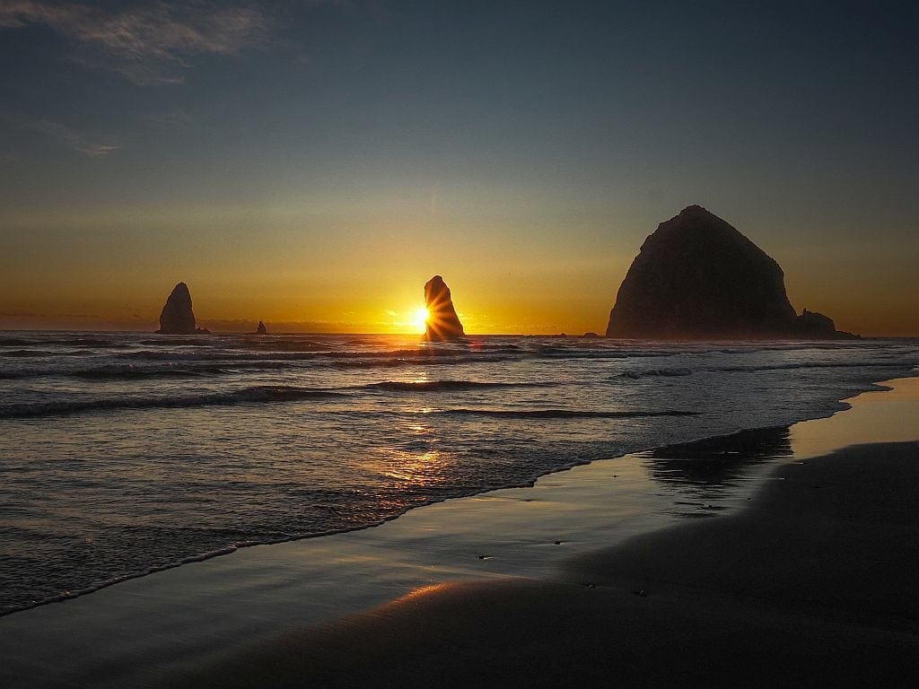 Wybrzeże Oregonu – najpiękniejsze klify i plaże 6 Wybrzeze Oregonu Haystack Rock o zachodzie promienie swiatla zza skal