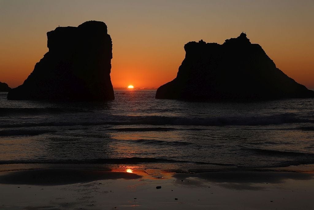 Wybrzeże Oregonu – najpiękniejsze klify i plaże 7 Wybrzeze Oregonu –Haystack Rock o zachodzie slonce chowa sie w oceanie 1