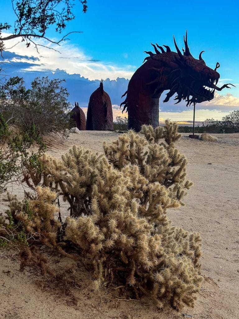 Co zobaczyć w Anza-Borrego Desert State Park – przewodnik 20 Anza borrego Galleta Meadows rzezby na pustyni.1
