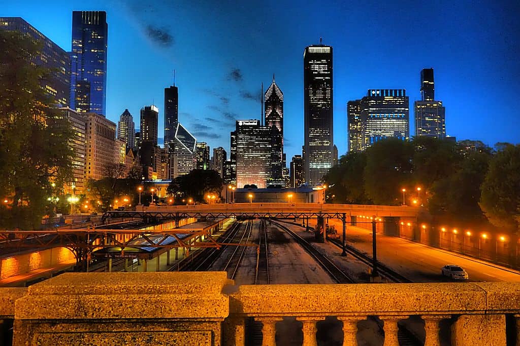 Panorama Chicago o zmierzchu – widok z Grant Park na Willis Tower i Marina City