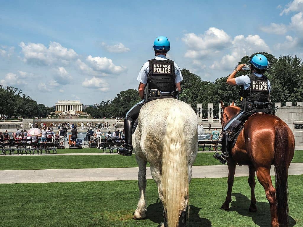 Zwiedzanie Waszyngtonu - przewodnik po stolicy 42 Patrol konny Park Police przy Lincoln Memorial
