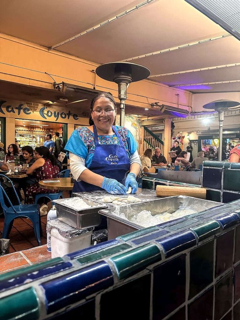 Co zobaczyć w San Diego – Old Town i Balboa Park 8 San Diego lepienie tortilli w restauracji
