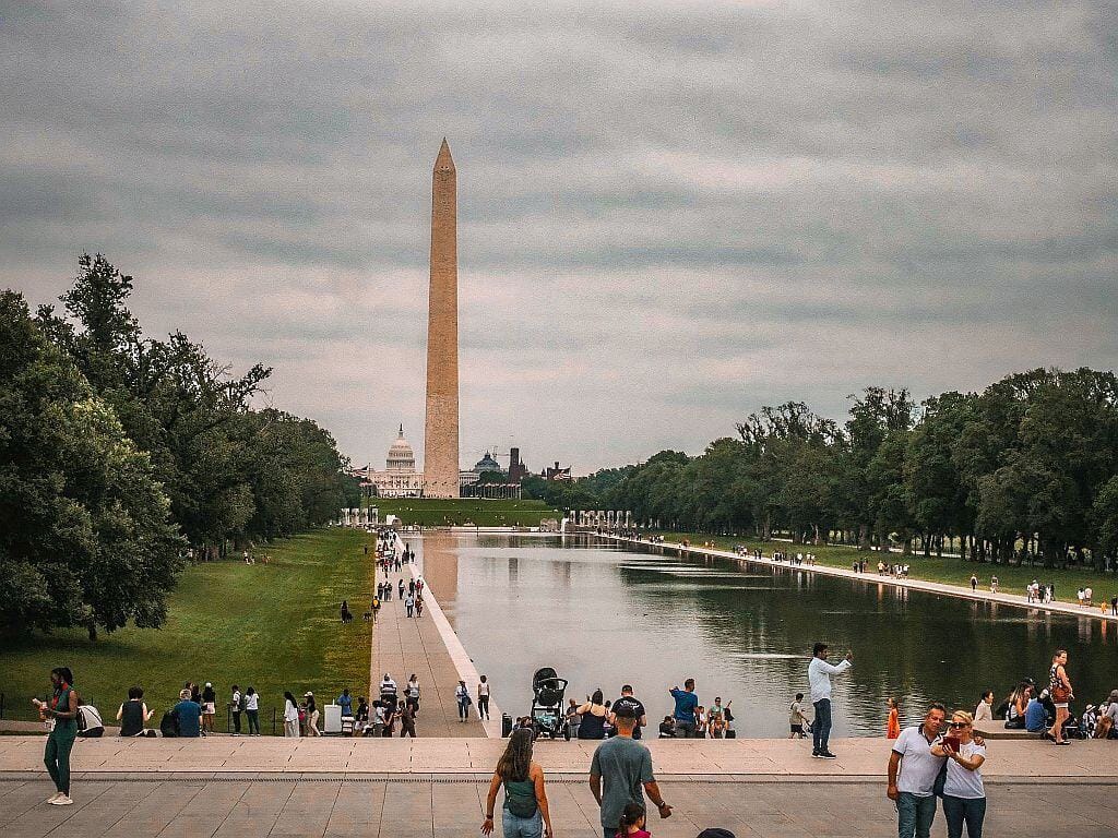 Zwiedzanie Waszyngtonu - przewodnik po stolicy 43 Widok na Pomnik Waszyngtona i Kapitol z perspektywy Lincoln Memorial