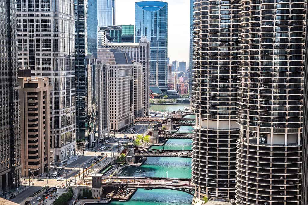 Widok z LondonHouse Tower w Chicago na mosty