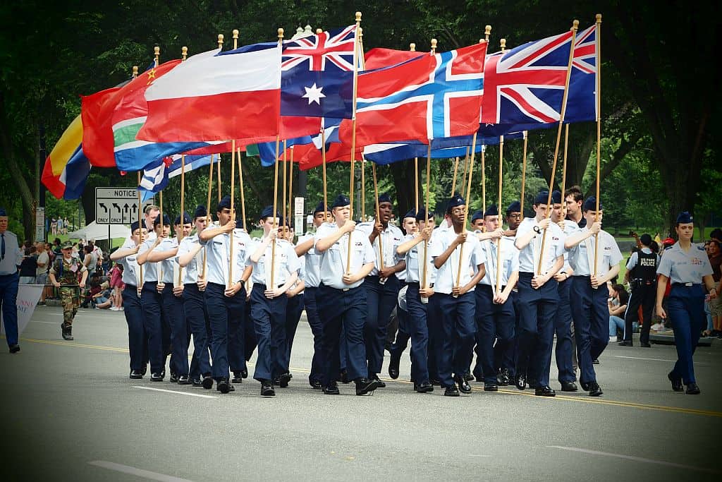 Zwiedzanie Waszyngtonu - przewodnik po stolicy 27 zwiedzanie Waszyngtonu Parada z okazji Memorial Day polska fklaga