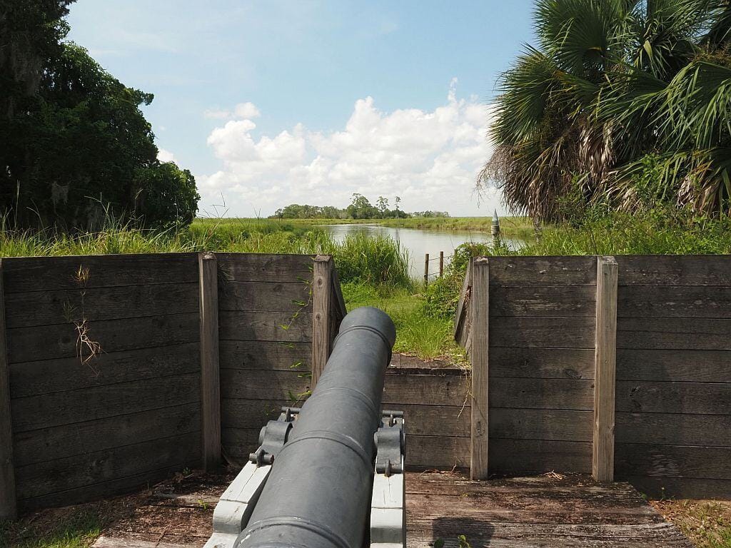 Widok na bagna Altamaha z Fort King George w Georgii