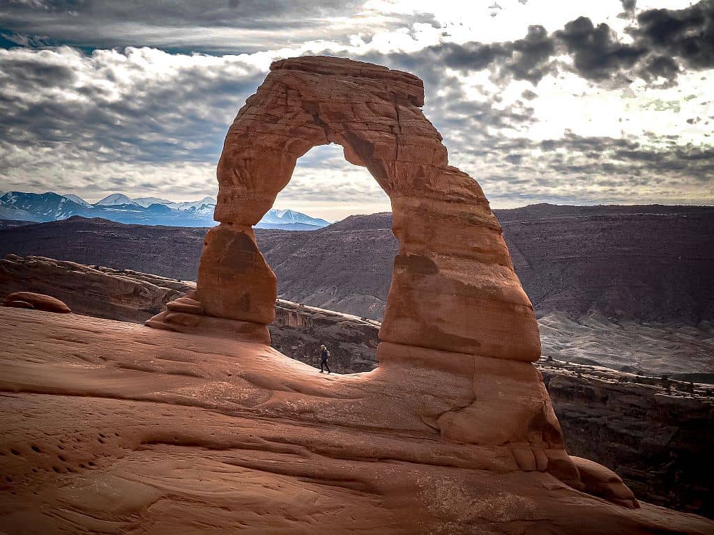 Arches National Park Delicate Arch i dramatyczne chmury a