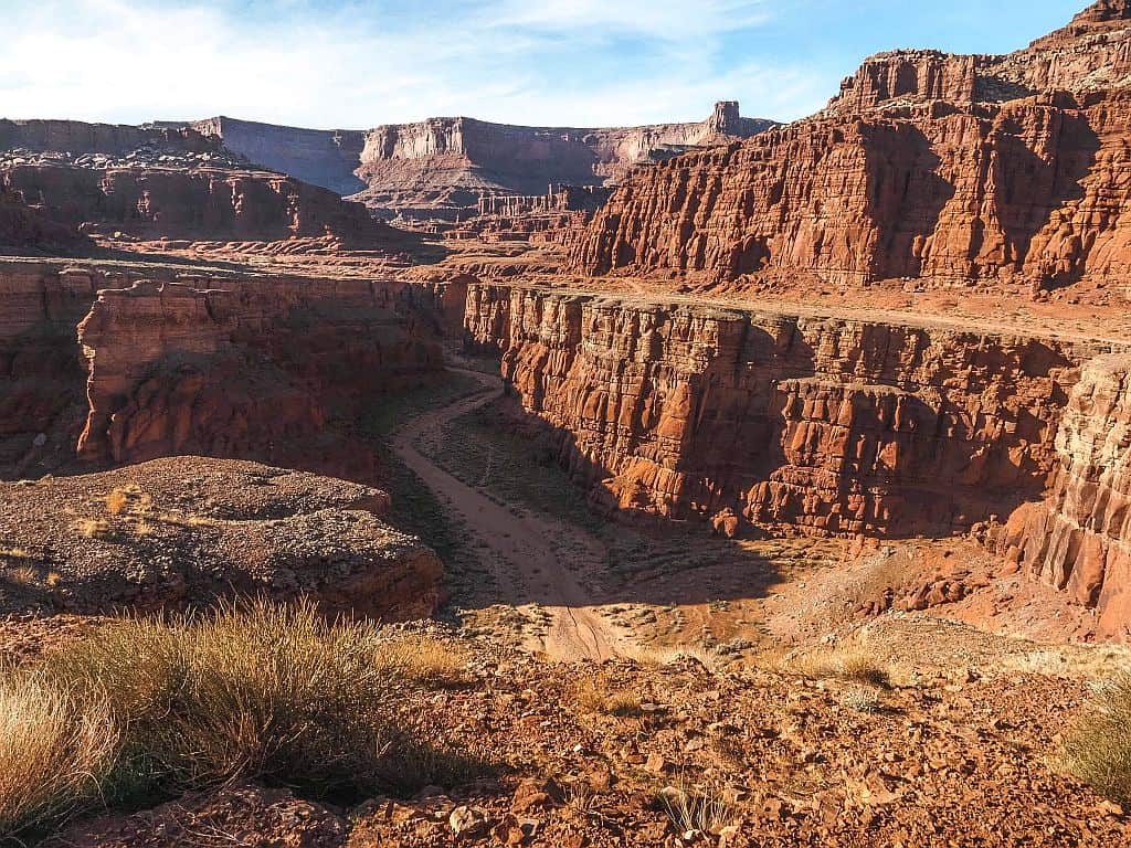 Canyonlands w 1 dzień – gotowy plan i praktyczne wskazówki 36 Canyonland Potash Road droga miedzy skalami