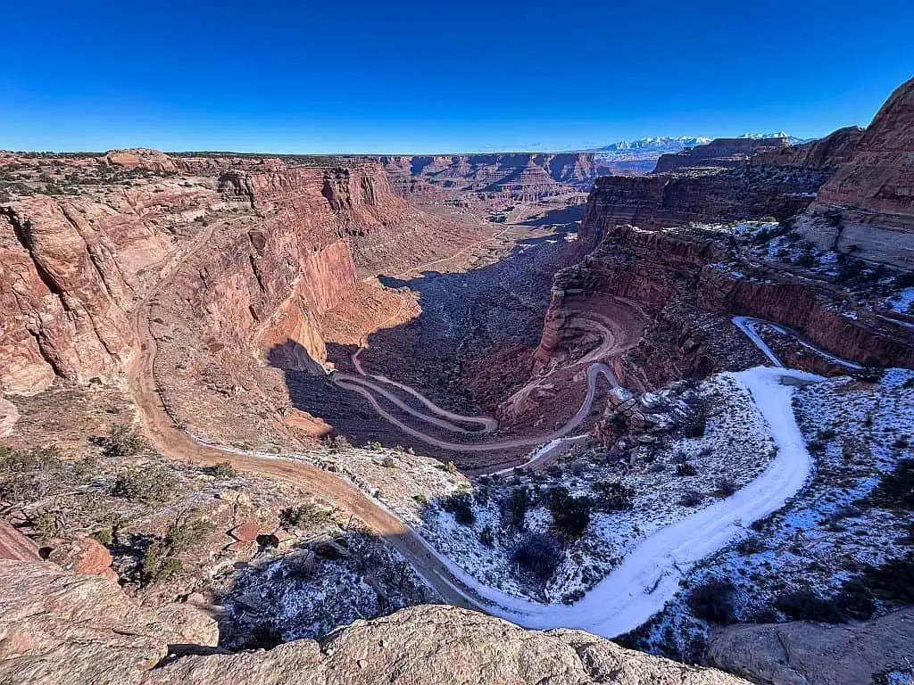 Najciekawsze trasy 4x4 w Moab 26 Shafer Canyon Overlook w Canyonlands ze sniegiem