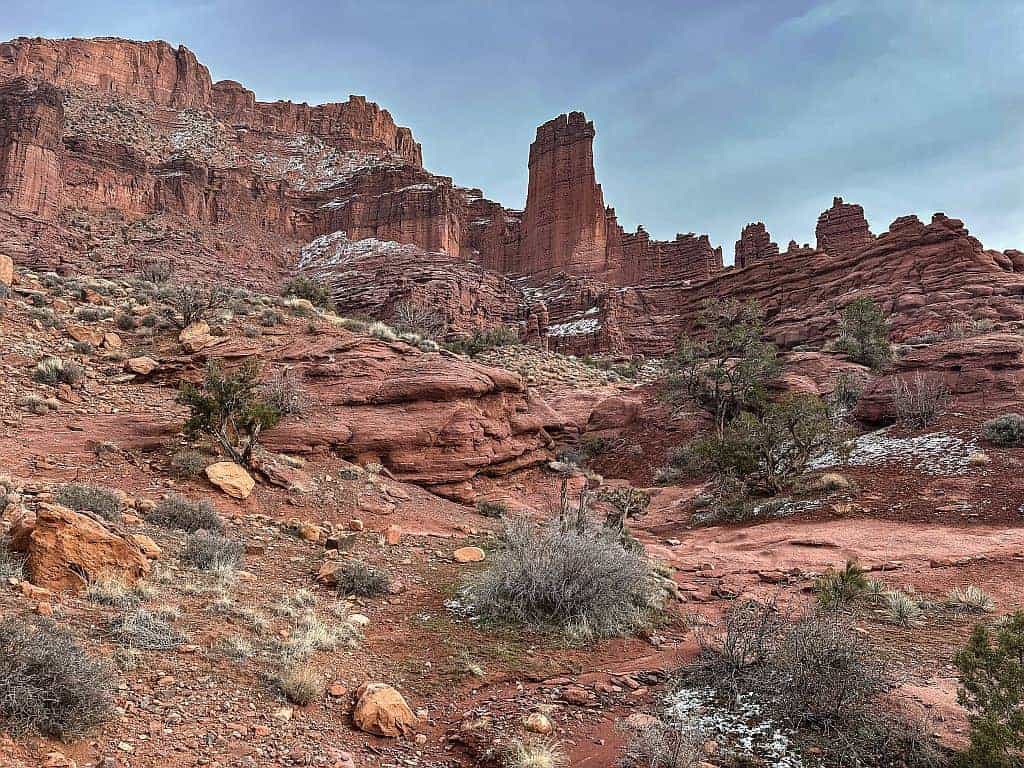 Najciekawsze trasy 4x4 w Moab 21 Widok na Fisher Towers przy Onion Creek 1