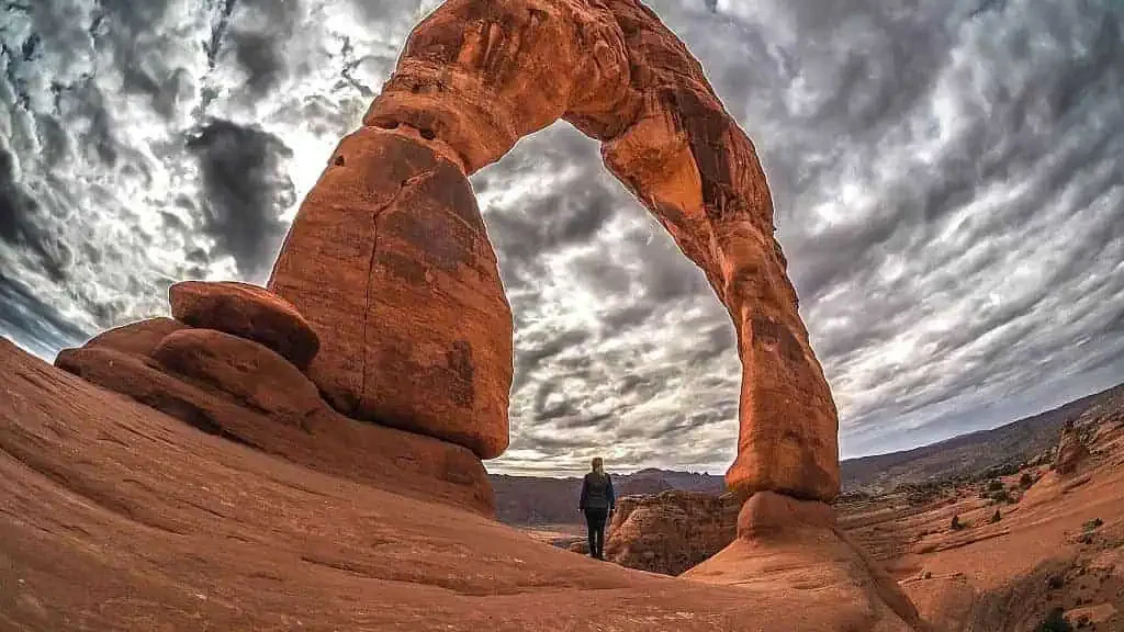 Arches-National-Park-Delicate-Arch-i-dramatyczne-chmury-na niebie