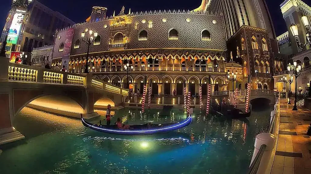 Atrakcje-Las-Vegas-gondola-wenecja_wieczorem
