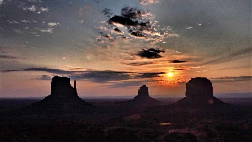 Monument-Valley-wschod-slonca.2