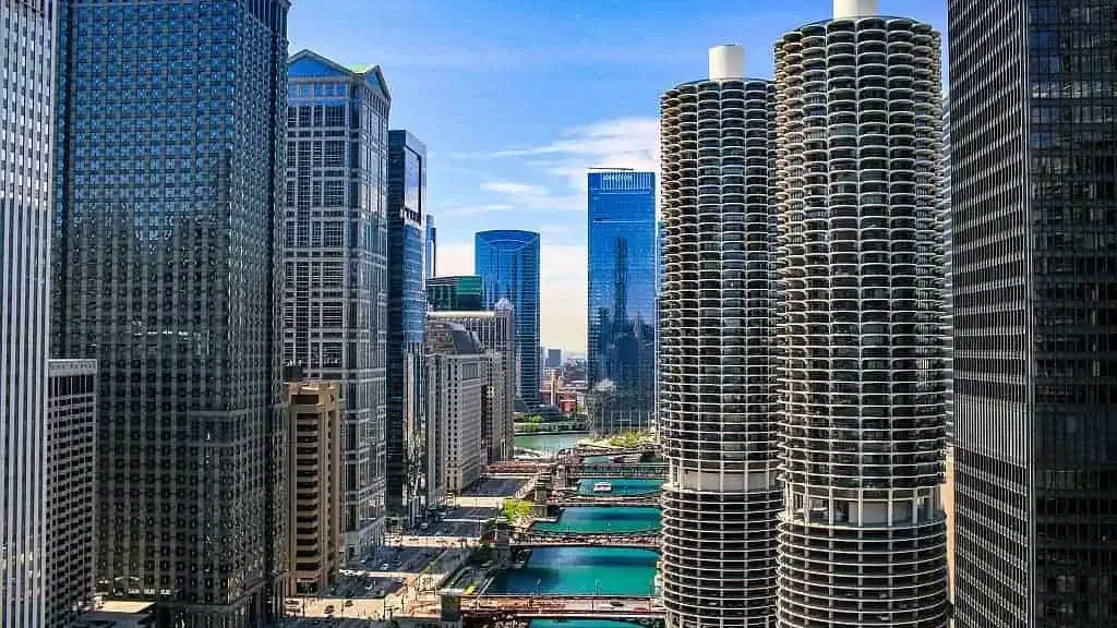 co-warto-zobaczyc-w-Chicago-Widok-z-LondonHouse-na rzekę