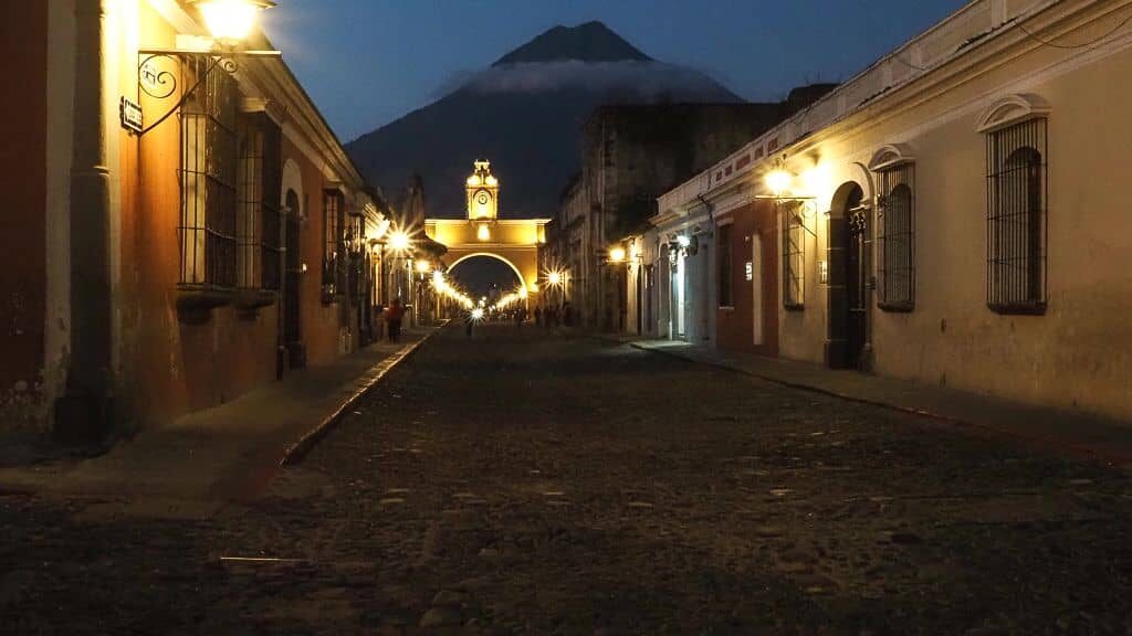 Co zobaczyć w Antigua Guatemala wschod słońcaz z widokiem na wulkan